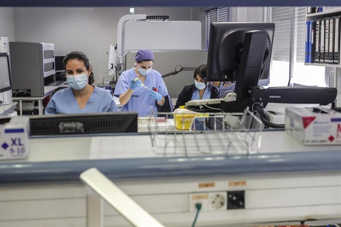 Personal sanitario trabaja en el laboratorio de Covid-19 en el Hospital Arnau de Vilanova
