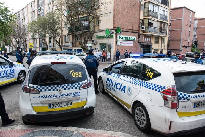 Varios miembros de la Policía Municipal de Madrid rinden homenaje a Carmen, una farmacéutica que le suministra geles y mascarillas durante la pandemia de Covid-19 en Abril 20, 2020 in Madrid, España