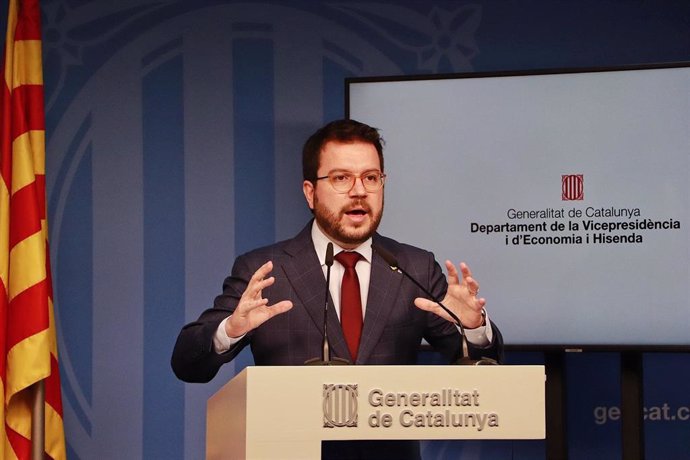 El vicepresidente de la Generalitat y conseller de Economía y Hacienda, Pere Aragons, en rueda de prensa el 30 de abril de 2020.