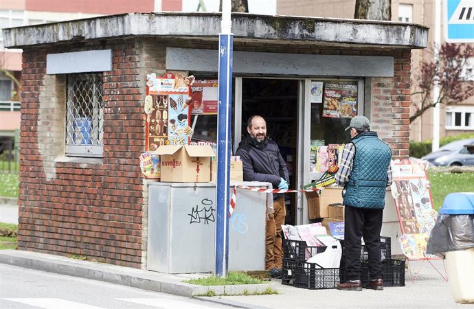 Un quiosco de Santander durante el estado de alarma. Archivo