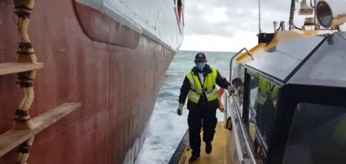 Práctico en la su operativa marítima en el Puerto de Barcelona durante el estado de alarma