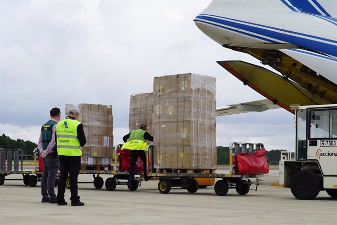 Llegada al aeropuerto de Palma de un cargamento de 17 toneladas de material sanitario, comprado por el Govern para dotar la lucha contra el coronavirus (Covid-19).