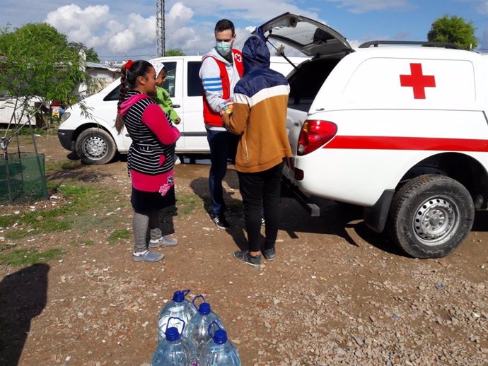 Cruz Roja Española prestando ayuda humanitaria en los asentamientos de Andalucía