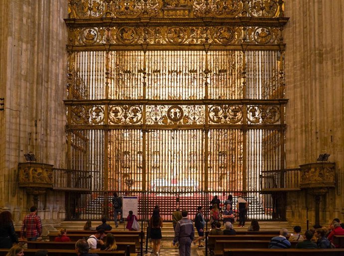 Imagen de archivo de mediados de marzo de turistas dentro de la Catedral de Sevilla.