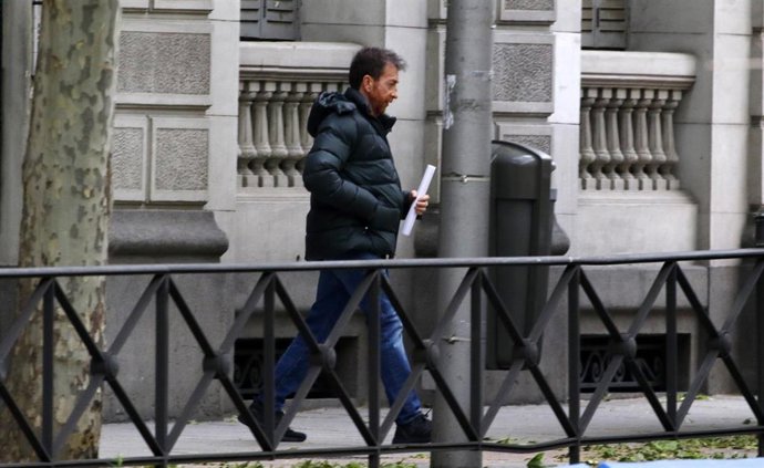Pablo Motos sale de su domicilio para acudir a su programa de televisión "El Hormiguero"