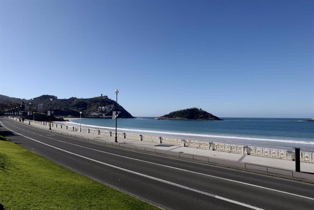 Una carretera junto a la Playa de la Concha en San Sebastián tras la alerta sanitaria por el coronavirus.