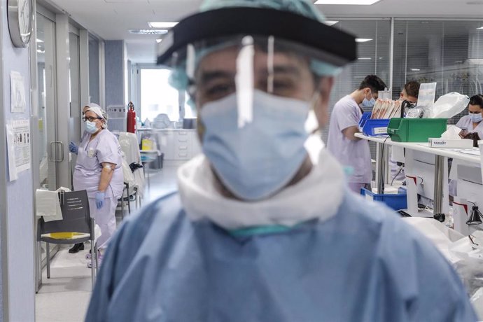 Un trabajador sanitario totalmente protegido mira a la cámara en la UCI del Hospital Arnau de Vilanova donde atienden a pacientes con coronavirus, en Valencia, Comunidad Valenciana, (España), a 24 de abril de 2020.