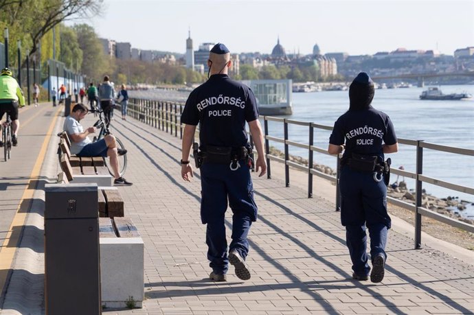 Vigilancia policial junto al Danubio, en Budapest