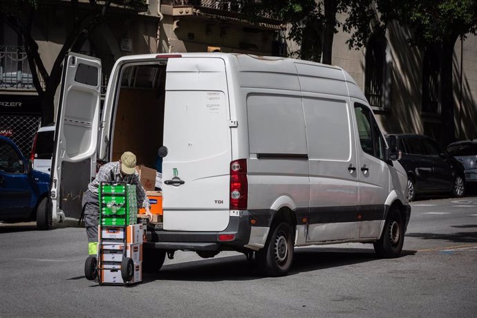 Un repartidor descarga el material de una furgoneta durante el día 45 del estado de alarma decretado por el Gobierno por la pandemia del Covid-19, en Barcelona/Catalunya (España) a 28 de abril de 2020.