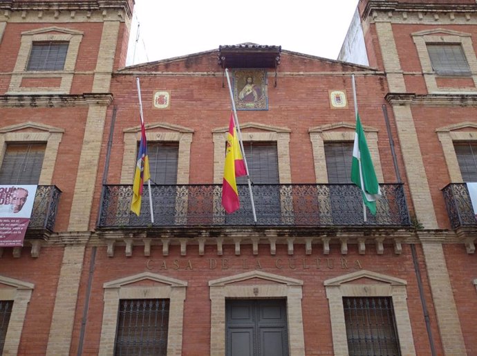 Banderas a media asta en los edificios municipales de Los Palacios