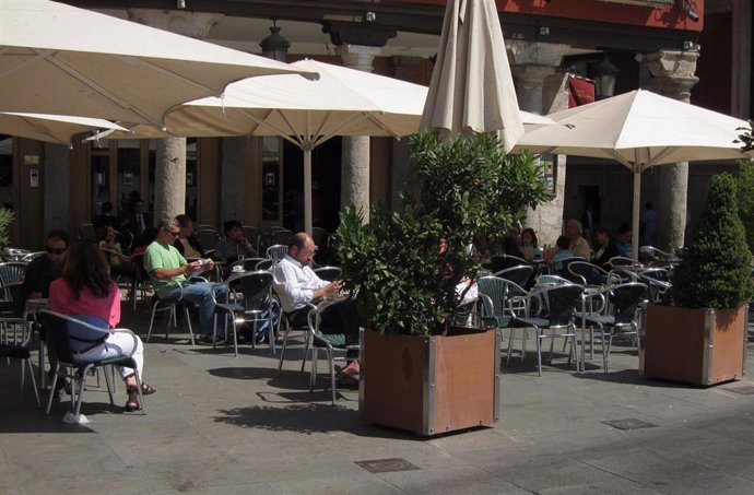 Terraza De Un Establecimiento Hostelero En La Plaza Mayor De Valladolid antes del estado de alarma.