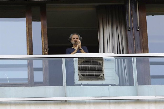 José Coronado se asoma al balcón de su casa para participar en el homenaje a los sanitarios