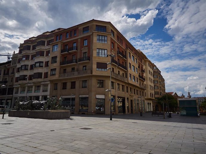 La comercial Avenida Carlos III de Pamplona vacía por sus tiendas cerradas durante el Estado de Alarma decretado por el Gobierno de España como consecuencia del coronavirus COVID-19. En Pamplona, Navarra, España. A 24 de abril de 2020.