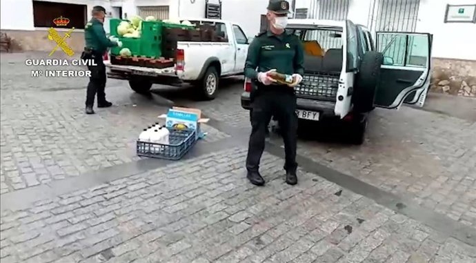 Guardia Civil reparte alimentos en Alcalá de los Gazules