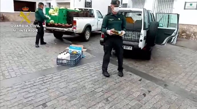 Cádiz.-Coronavirus.- Guardia Civil reparte alimentos, enseres de primera necesid