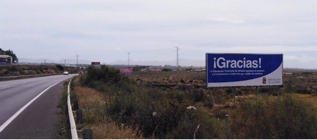 Una de las vallas instaladas por la Diputación Provincial de Almería