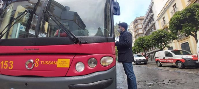 Beltrán Pérez junto a un autobús de Tussam