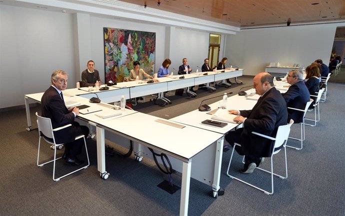Reunión del Lehendakari, Iñigo Urkullu, con todos los partidos para abordar la fecha de las elecciones autonómicas vascas