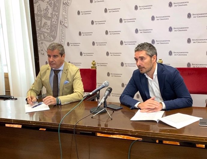 Los portavoces del equipo de gobierno local de Granada, César Díaz y Manuel Olivares