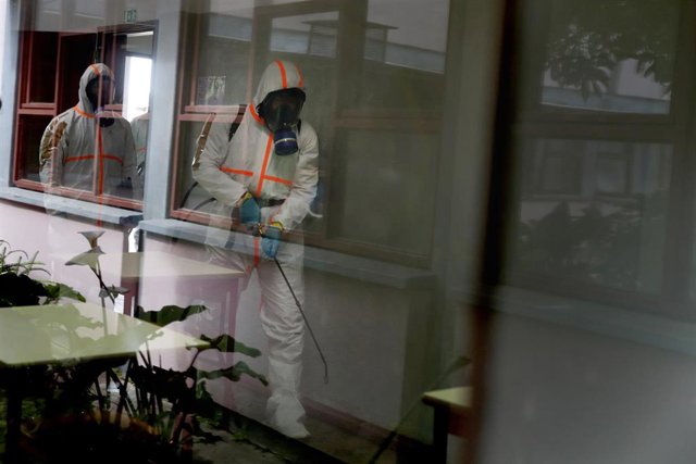 Tareas de desinfección en un instituto de Lisboa