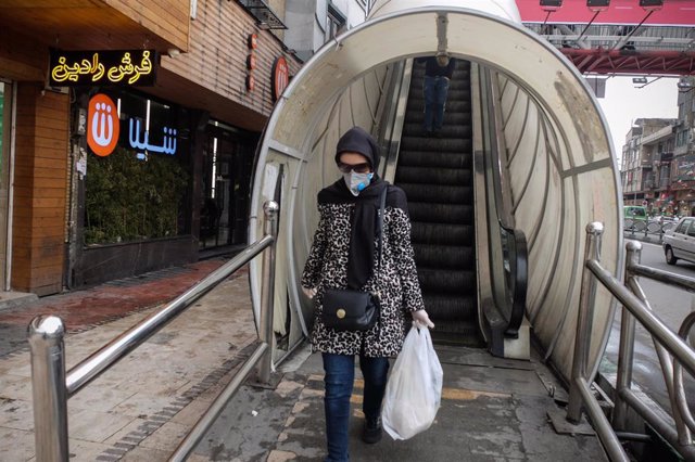 Una mujer con mascarilla en la capital de Irán, Teherán, ciudad afectada por el nuevo coronavirus