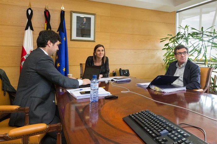 La consejera de Justicia, Paula Fernández, y miembros de su equipo mantienen una reunión telemática con representantes de los sindicatos de Justicia