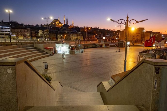 Una plaza del centro de Estambul, desierta por el coronavirus