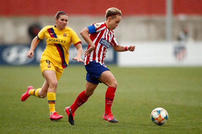 Amanda Sampedro conduce la pelota perseguida por Mariona Caldentey en el Atlético de Madrid-FC Barcelona de la Primera Iberdrola 2019-2020