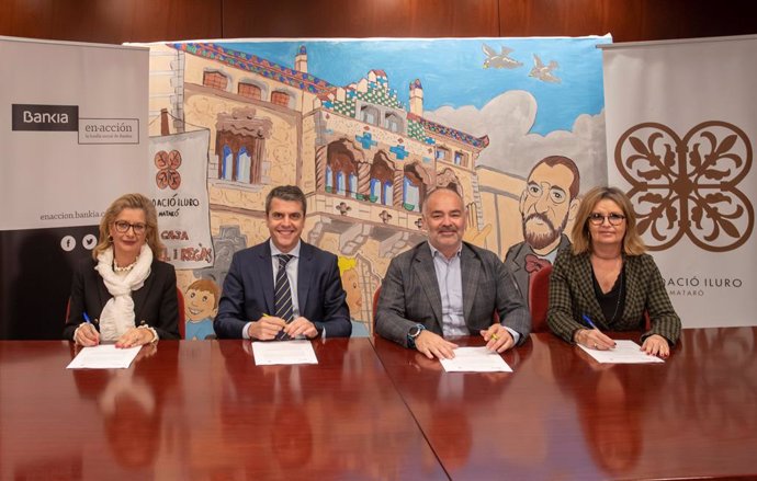 Berta Blancafort (dtora.Maresme Sud de Bankia) Miguel Capdevila (dtor.Bankia Catalunya) Pere Carles i Subir (pte.Fundació Iluro) i Marta Ibarz (dtora.) signen un acord de collaboració a Mataró (Barcelona)