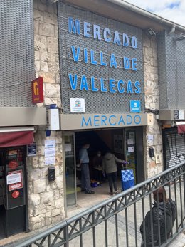 Cvirus.- El mercado de Villa de Vallecas reparte 66 comidas solidarias con alime