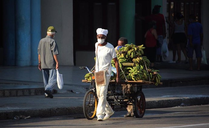 Un vendedor con mascarilla por el coronavirus en una calle de La Habana 