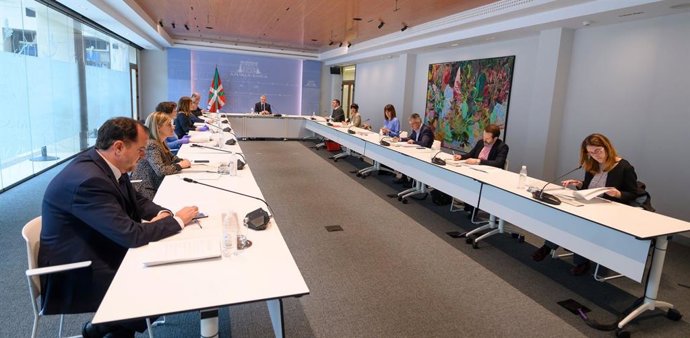 El candidato a lehendakari de PP+CS, Carlos Iturgaiz, en la mesa de partidos convocada por Iñigo Urkullu