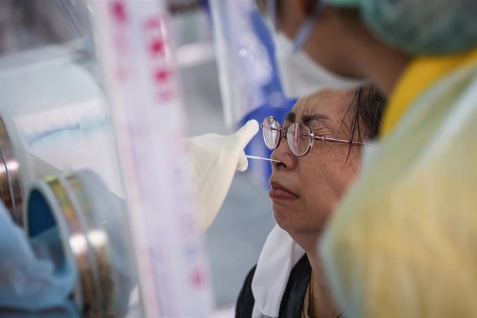 Un médico tailandés toma muestras para un análisis de Covid-19.