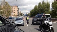 Controles policiales especiales en las salidas de Madrid para evitar viajes este puente a otras residencias