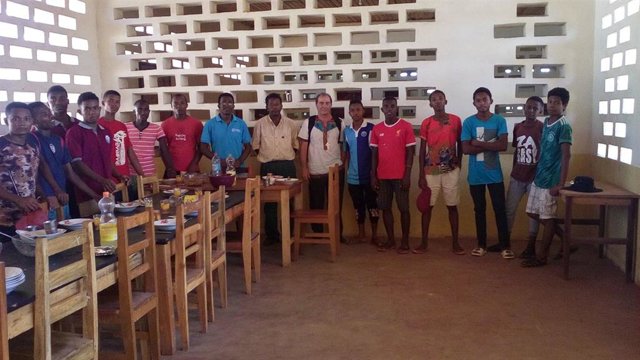 Seminaristas de la diócesis de Maintirano, en Madagascar, junto al obispo de la diócesis, el español Gustavo Bombín.