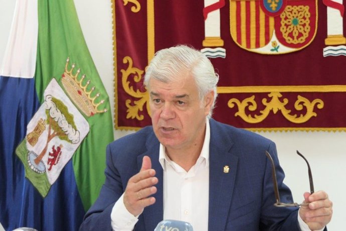 El presidente del Cabildo de El Hierro, Alpidio Armas, en la rueda de prensa para presentar el plan de apoyo de lucha contra el coronavirus