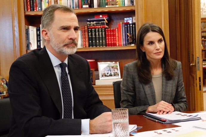 Los Reyes Felipe VI y Letizia se reúnen por videoconferencia con los embajadores honorarios de la Marca España, tanto del mundo deportivo como del mundo sociocultural y científico, en el Palacio de la Zarzuela, en Madrid (España) a 29 de abril de 2020.