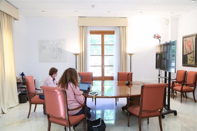 La presidenta del Govern, Francina Armengol, y la consellera de Presidencia, Pilar Costa, durante una reunión telemática con el presidente del Consell de Ibiza, Vicent Marí.