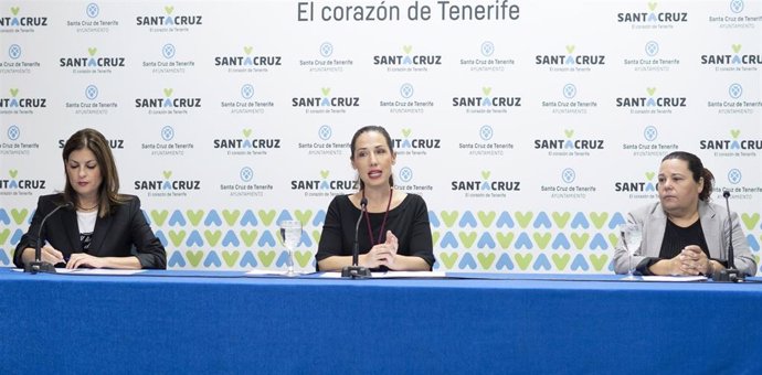 La consejera de la Sociedad de Desarrollo, Matilde Zambudio, la alcaldesa de Santa Cruz de Tenerife, Patricia Hernández y la concejal de Empleo, Ana Delia Darias, en la presentación del plan de formación