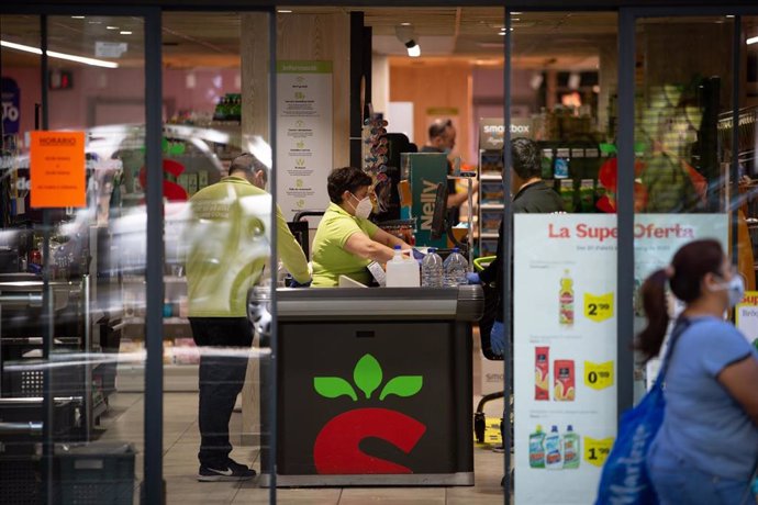 Entrada d'un supermercat obert durant el dia 45 de l'estat d'alarma decretat pel Govern per la pandmia del Covid-19, a Barcelona/Catalunya (Espanya) a 28 d'abril de 2020.
