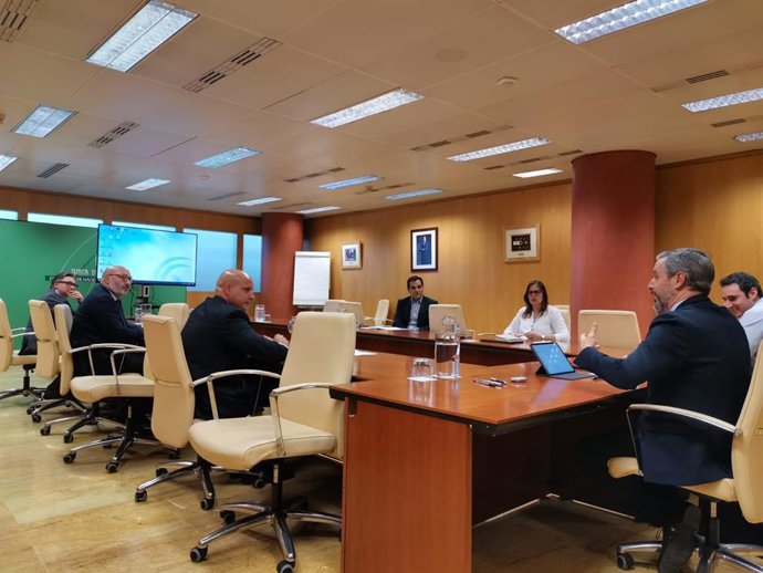 Reunión entre parlamentarios de Vox y el consejero de Hacienda, Juan Bravo, dentro de la comisión de seguimiento del pacto presupuestario