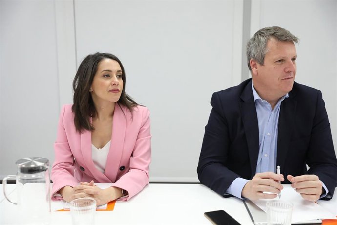La presidenta de Ciudadanos, Inés Arrimadas, y el vicesecretario primero del partido, Carlos Cuadrado.