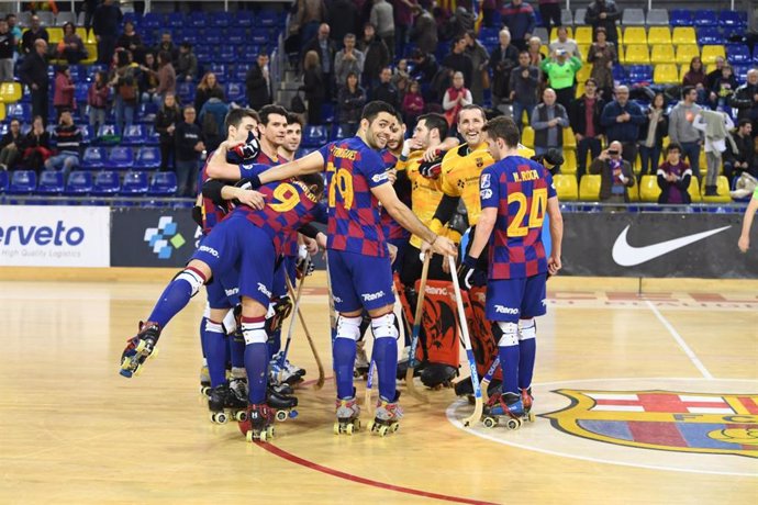 Los jugadores del Bara celebran una victoria en la Liga Europea de hockey patines.