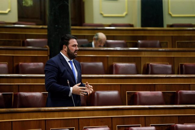 El diputado de EH -Bildu Jon Iñarritu durante su intervención en la sesión de control al Ejecutivo el 29 de abril