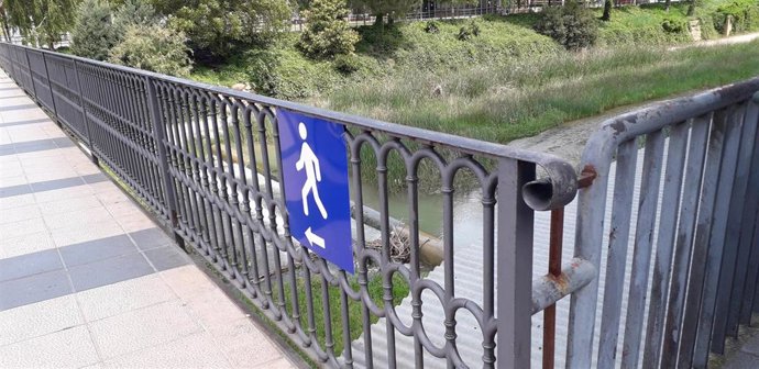 El Ayuntamiento de Monzón señaliza el sentido de la circulación de los peatones en el centro de la ciudad.