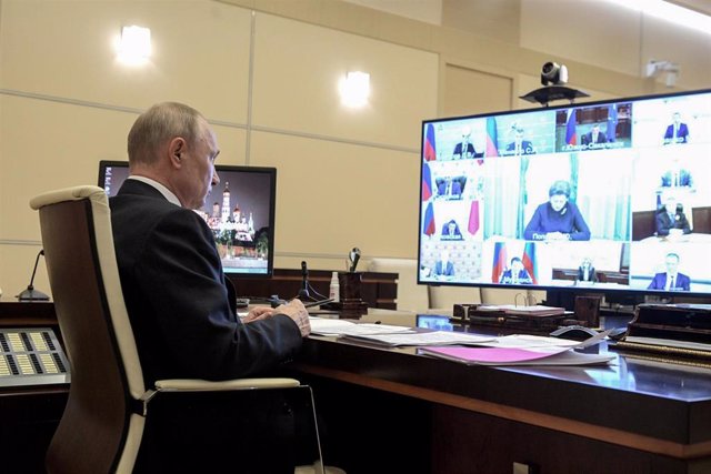 Vladimir Putin habla telemáticamene con gobernadores regionales