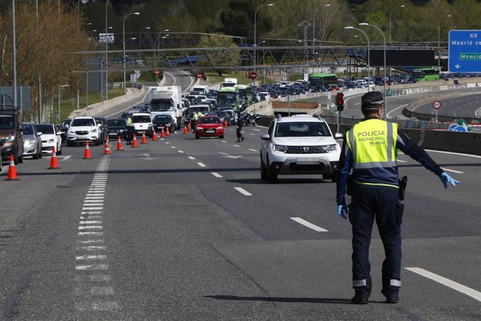Retenciones en la Autopista A-6 al intensificarse los controles policiales ante el estado de alarma en vísperas del festivo, en Madrid, a 08 de abril de2020.