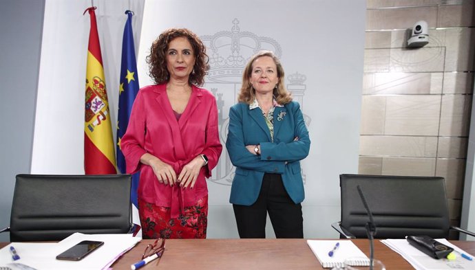 La ministra Portaveu i d'Hisenda, María Jesús Montero i la vicepresidenta tercera i ministra d'Assumptes Econmics i Transformació Digital, Nadia Calviño.