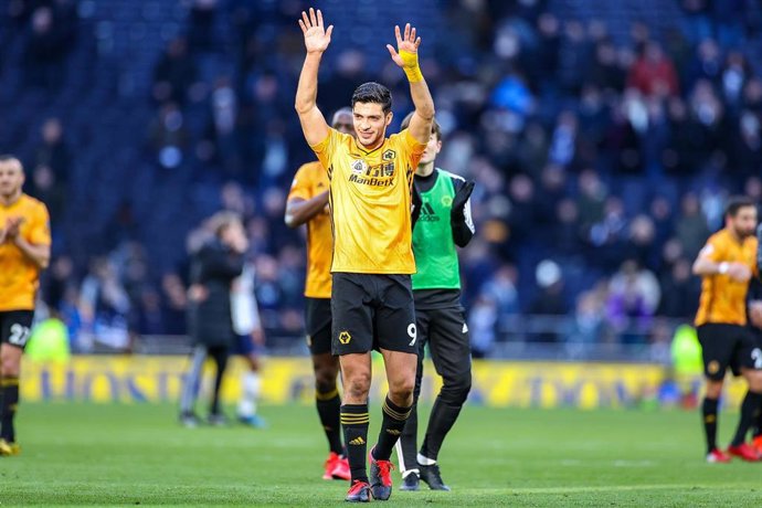 Raúl Jiménez celebra una victoria con el Wolverhampton Wanderers 