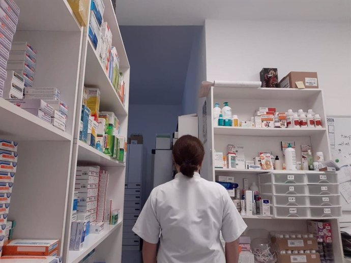 Anna, solicitante de asilo que trabaja como auxiliar de farmacia en Madrid durante la pandemia del coronavirus
